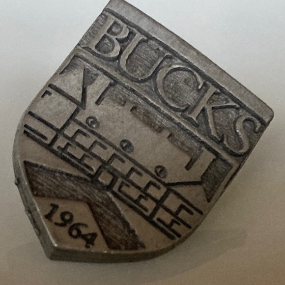 Vintage 1960s Collection of Four 3D  solid Pewter Uni Pins - Picture 6 of 7